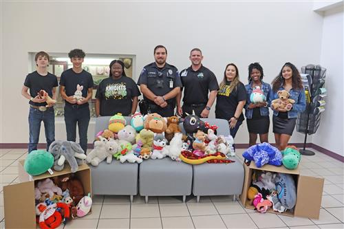 kahla ms students and staff with donated bears for law enforcement